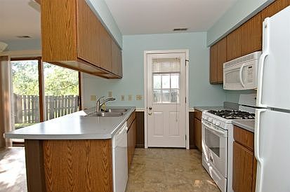 4th image of 2412 Bridgewater Dr
