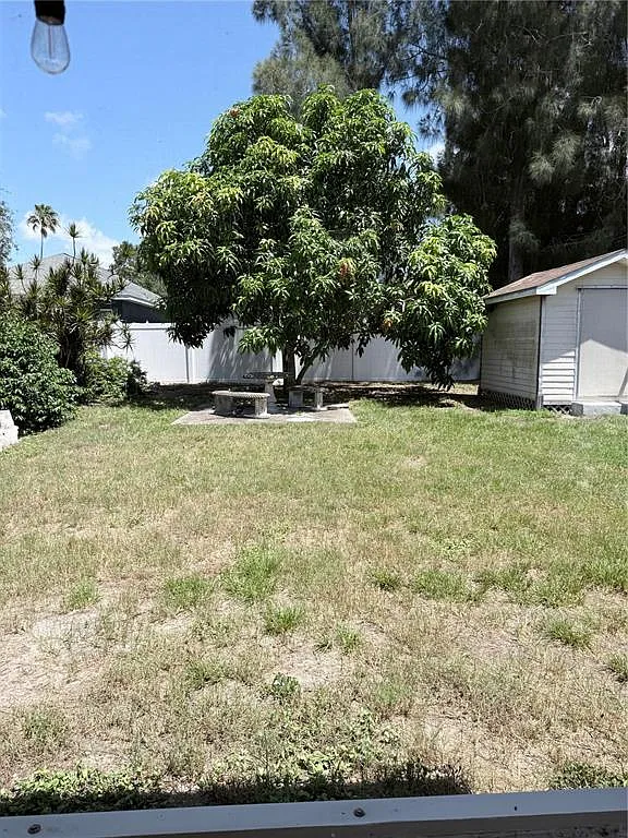 3 bed, 1.0 bath, 996 sqft, $2,395 — Photo 4
