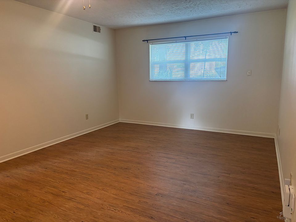 2nd image of 315 Meadowcreek Dr #102