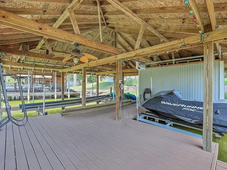 270 Lake Grove Dr — Photo 33