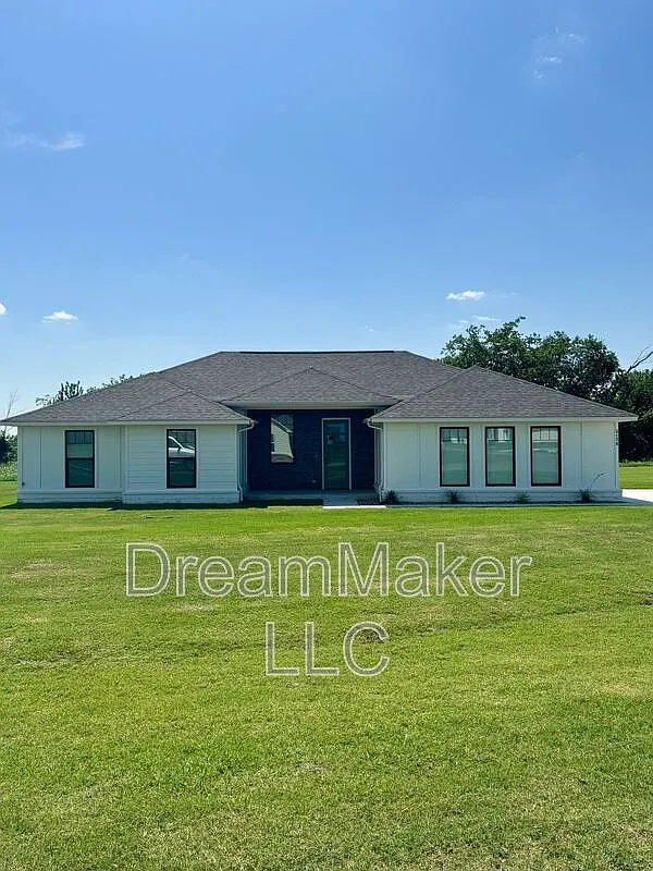 4 bed, 2.0 bath, 1742 sqft, $2,195 — Photo 1