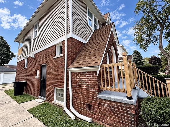 2nd image of 5727 Buckingham Ave