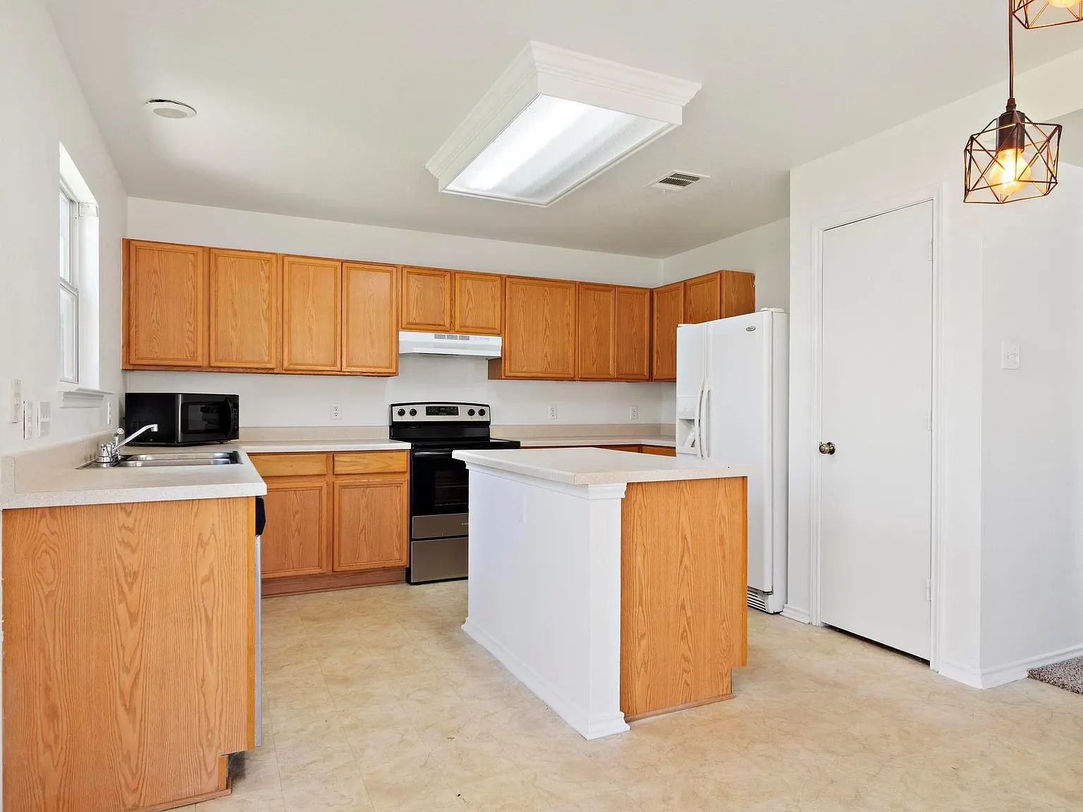 3 bed, 2.0 bath, 1648 sqft, $1,925 — Photo 4
