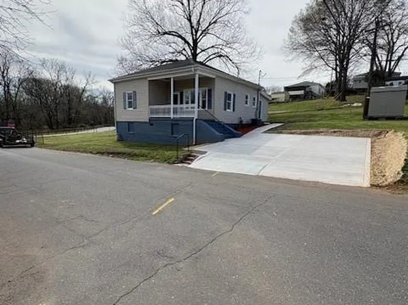 97 6th St, Cramerton, NC 28032