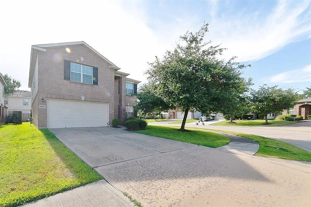 3 bed, 2.5 bath, 2496 sqft, $2,295 — Photo 1