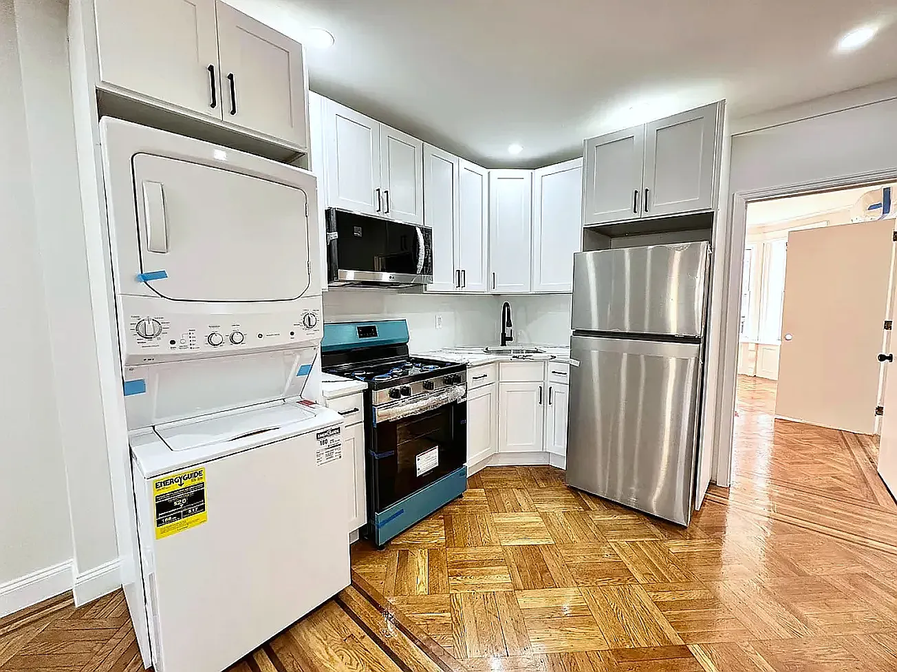 890 New York Avenue — Photo 2