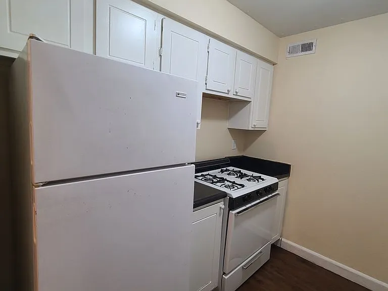 Abbott Acres Apartments — Photo 16