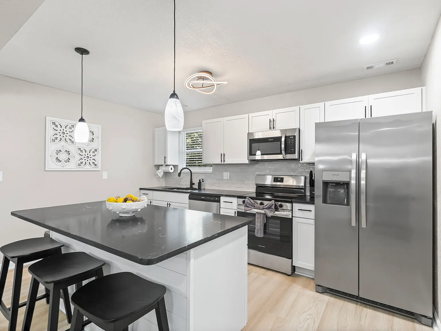 4 bed, 1500 sqft, $4,400 — Photo 3