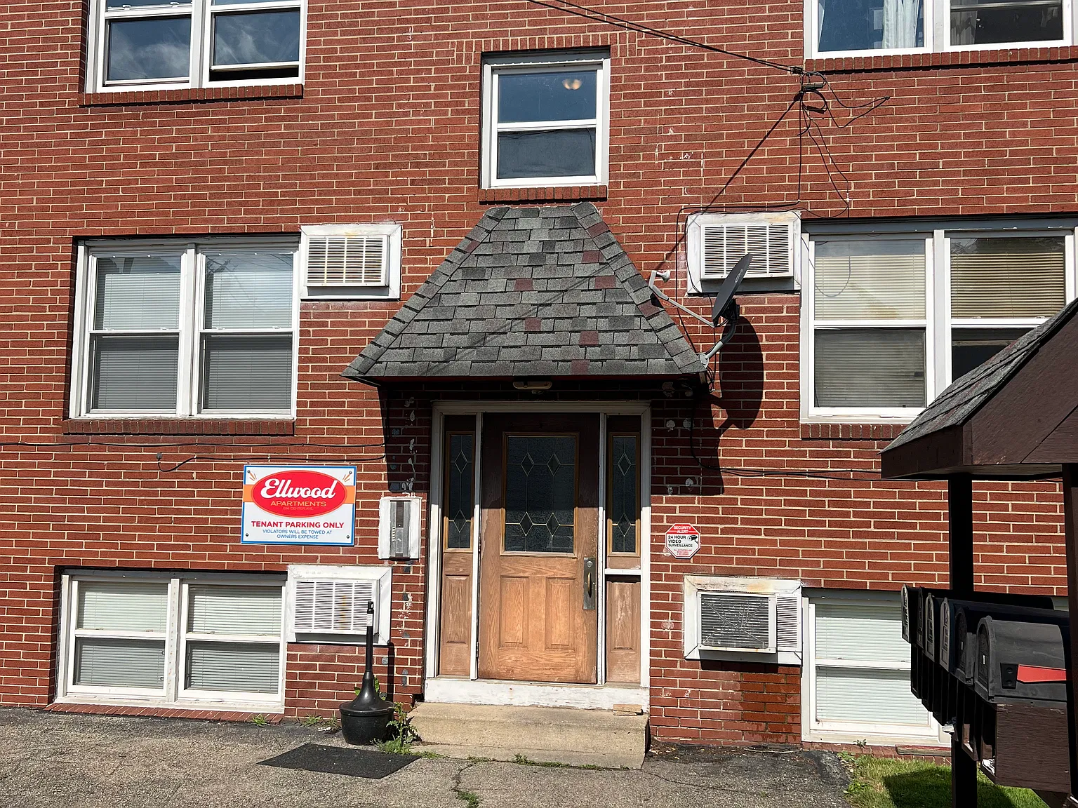 2 bed, 700 sqft, $825 — Photo 1