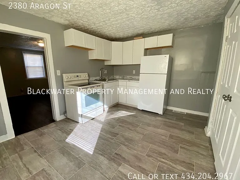 2380 Aragon St — Photo 4