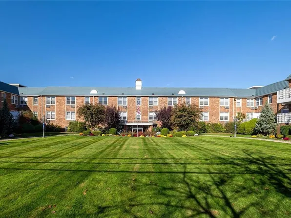 75 Noble Street #113, Lynbrook, NY 11563