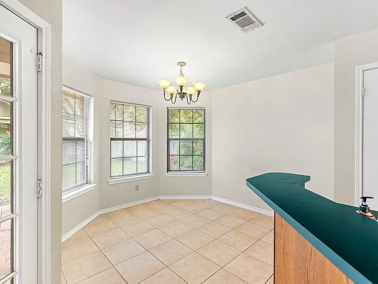 1502 Oak Knoll Ln — Photo 6