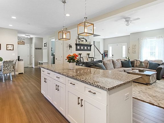 4th image of 5 Bancroft Cir