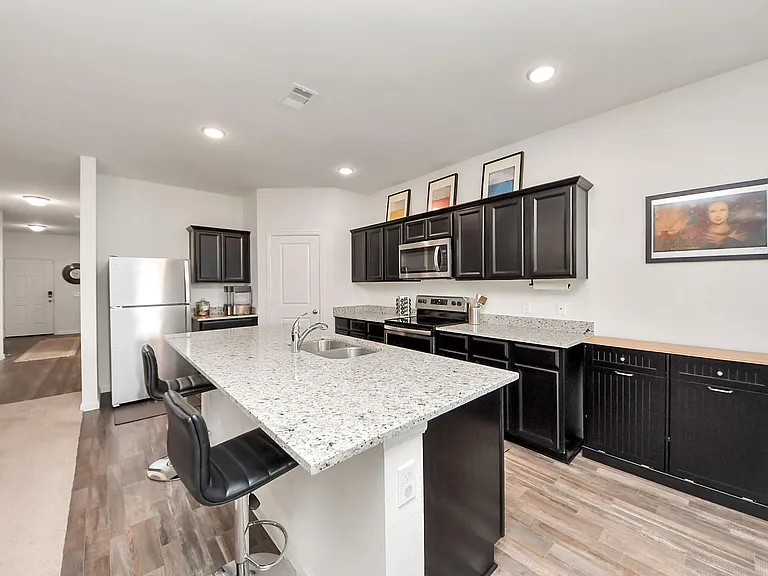1024 Banyon Tree Ln — Photo 9