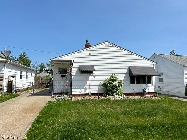 3334 Center Dr photo 1