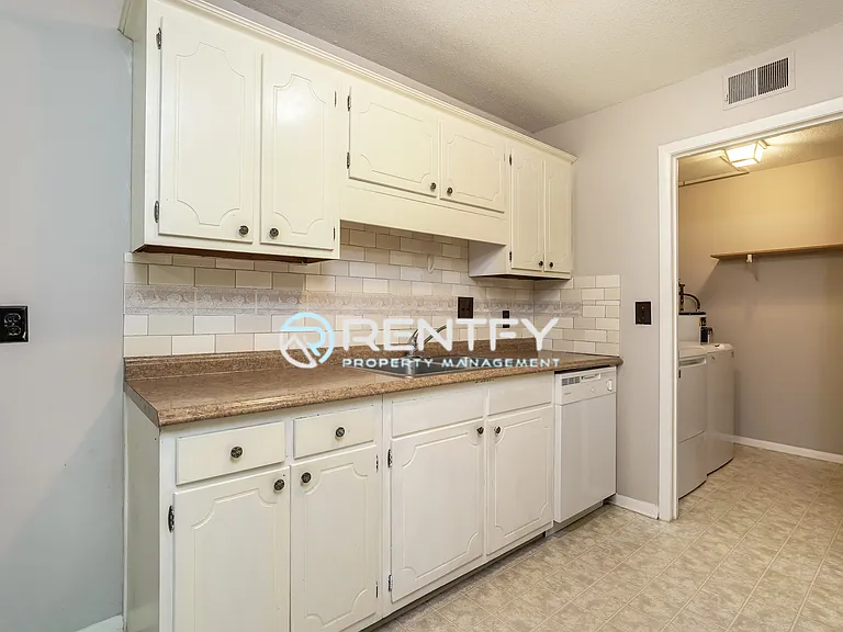 2260 Sunderland Rd #83W — Photo 4