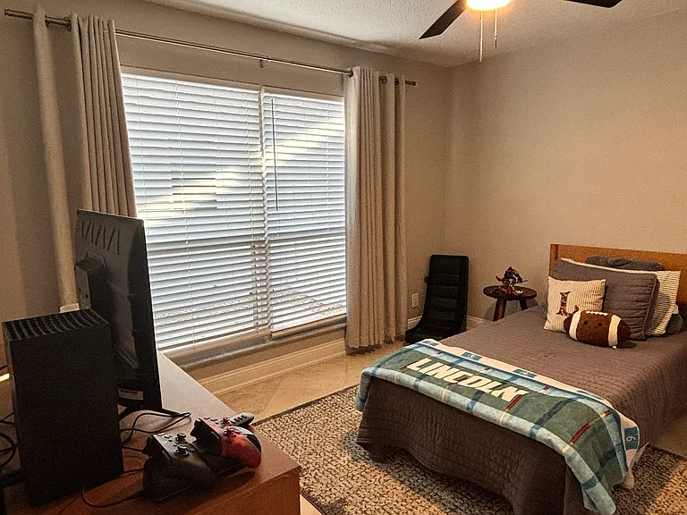 2532 Dauphine Ct E — Photo 9