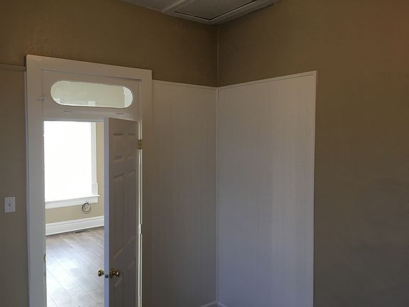 Historic 10' ceilings!!
