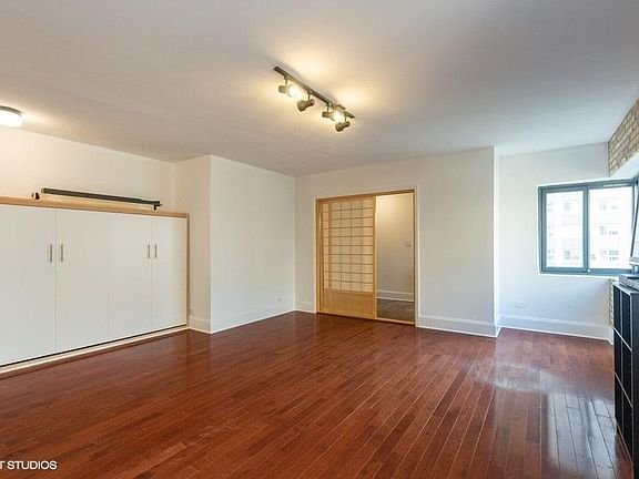 5th image of 5048 N Marine Dr APT B8