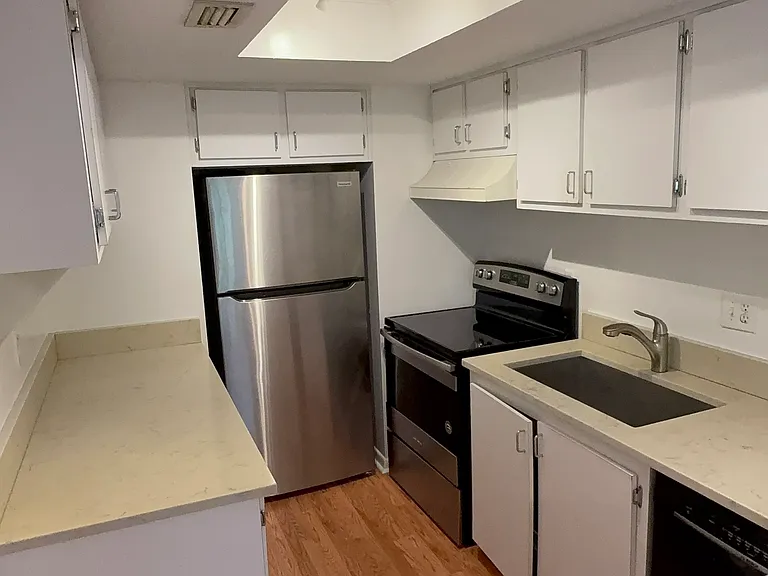 2203 S Ferncreek Ave #4 — Photo 8