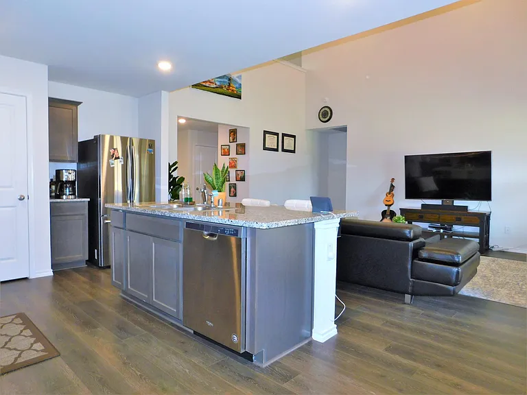 4025 Huntington Dr — Photo 6