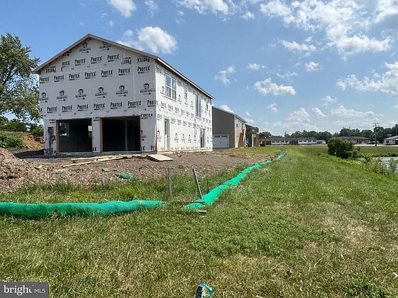 4th image of 181 Meadowcreek Dr N