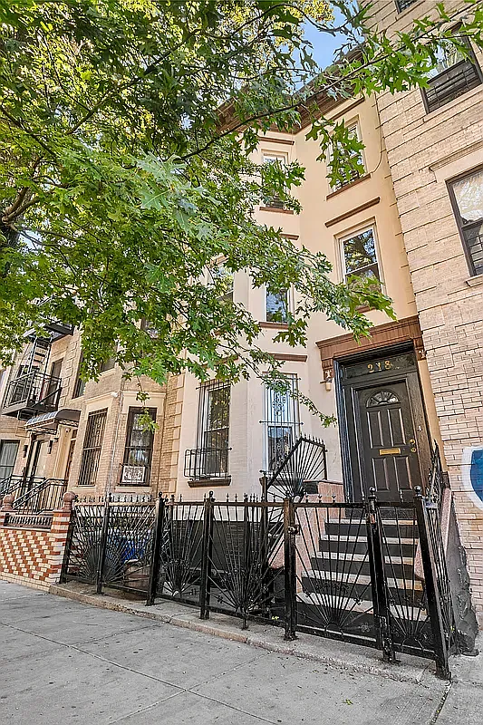 218 Hawthorne Street — Photo 1