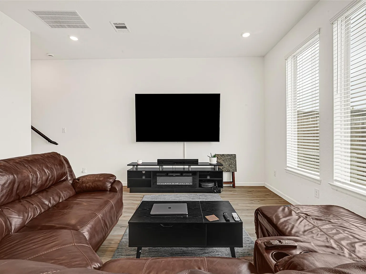 3 bed, 2.5 bath, 1918 sqft, $2,300 — Photo 3