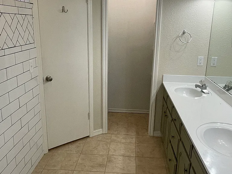 2215 Hunters Gln — Photo 18