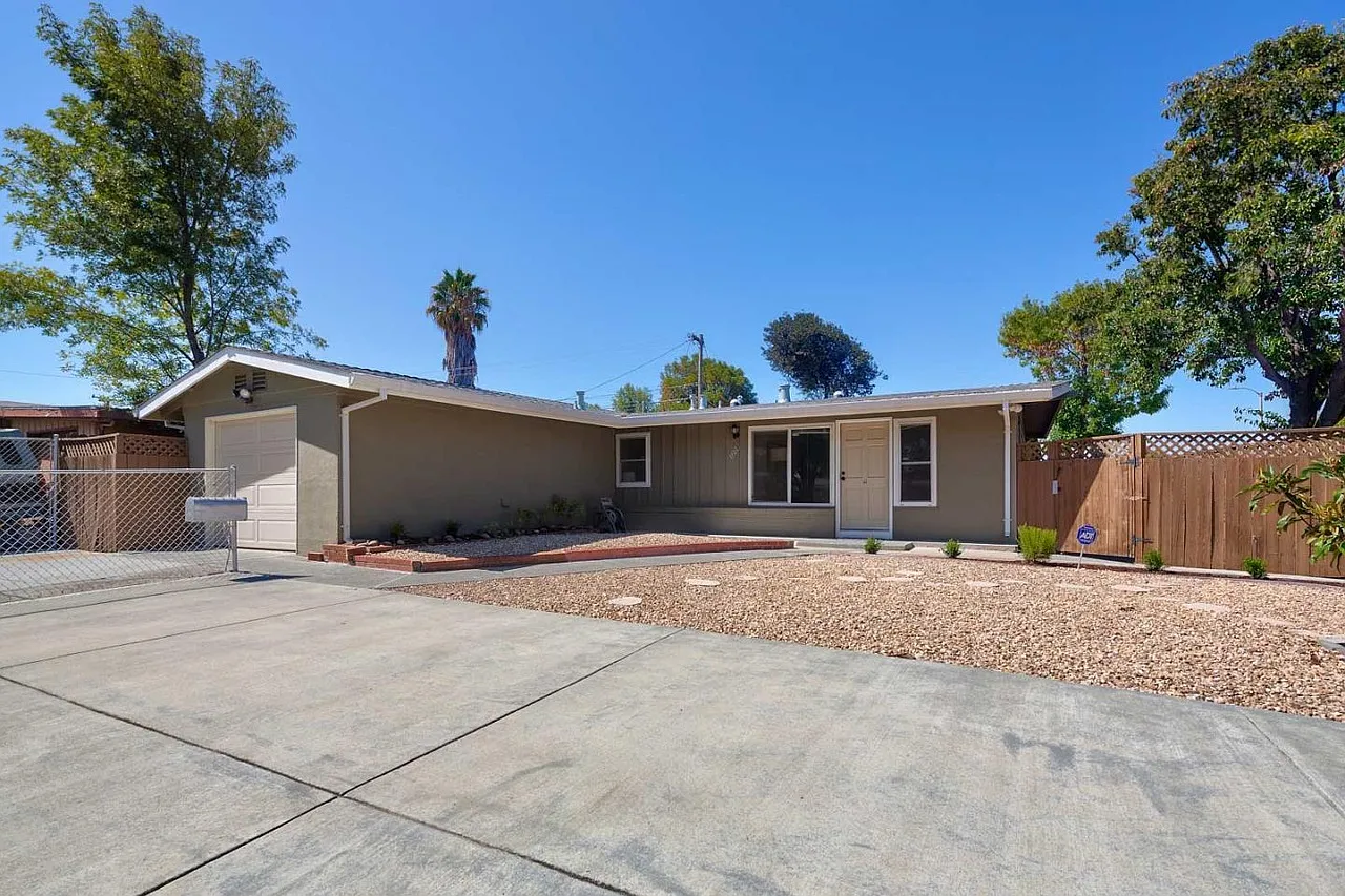 3 bed, 1000 sqft, $4,300 — Photo 1