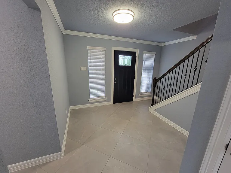 731 Heathgate Dr — Photo 4