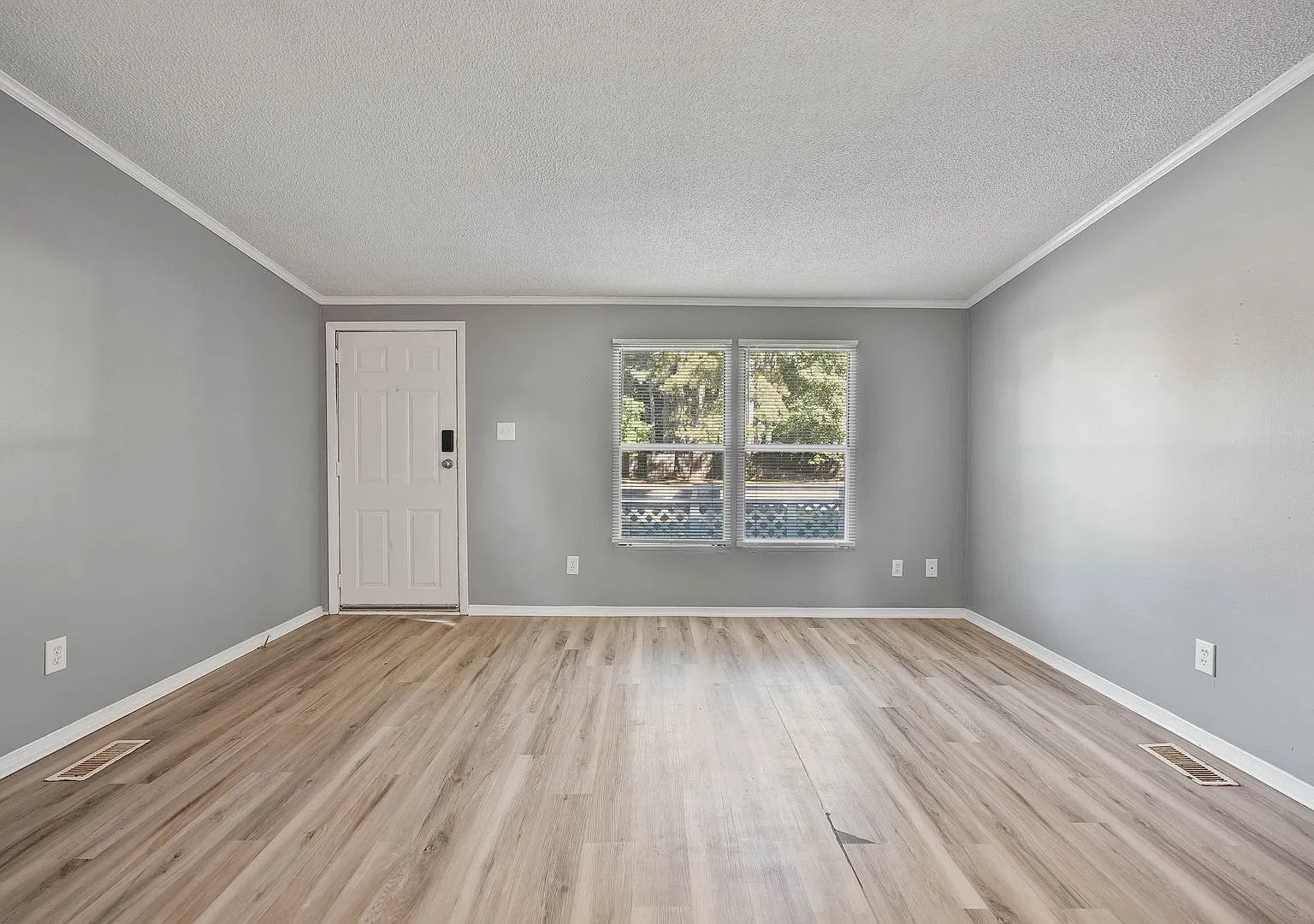 502 Inverary Dr — Photo 2