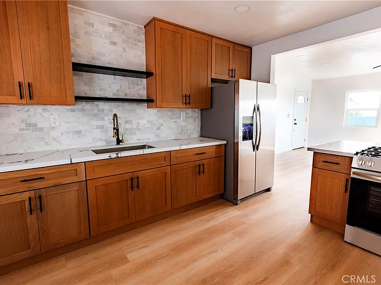 780 E Walton St — Photo 3