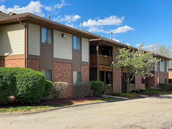 16523 Woodlane St #136, Fraser, MI 48026
