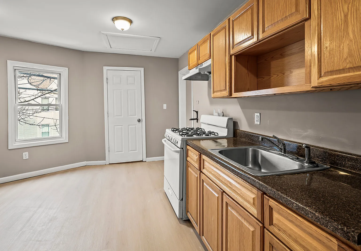3 bed, 1100 sqft, $2,200 — Photo 4