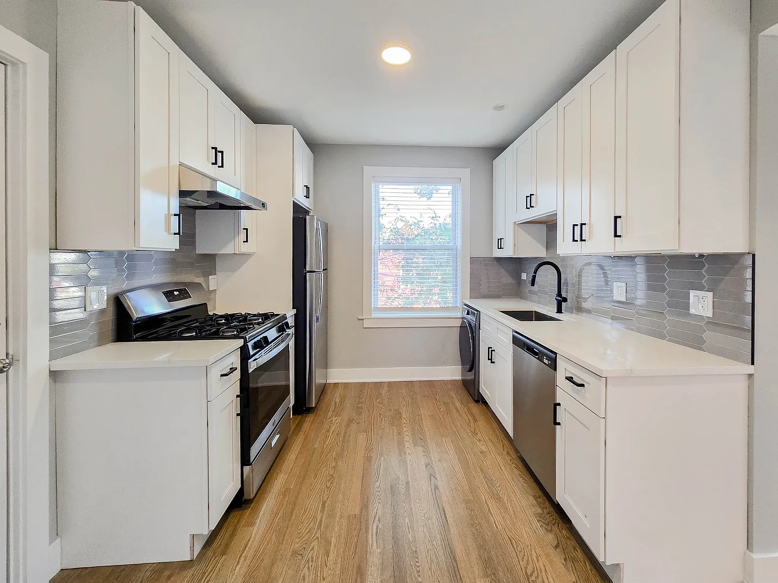 2 bed, 900 sqft, $2,895 — Photo 2