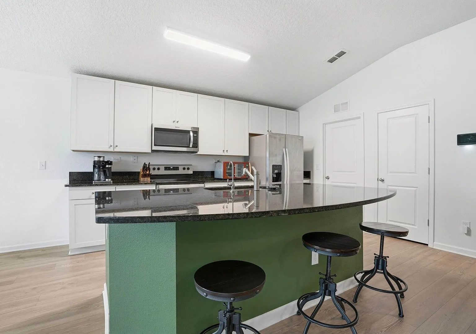 Discover modern comfort at 5043 Big Pine Drive in Jacksonville, FL.This nearly new 3-bedroom, 2-b... — Photo 3