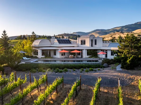 786 Pompadour Dr, Ashland, OR 97520