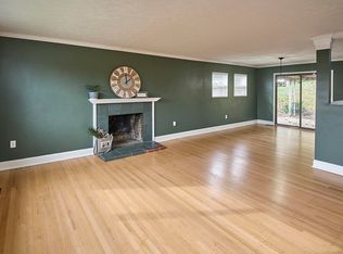 121 Honeysuckle Ln, Huntington, WV 25701