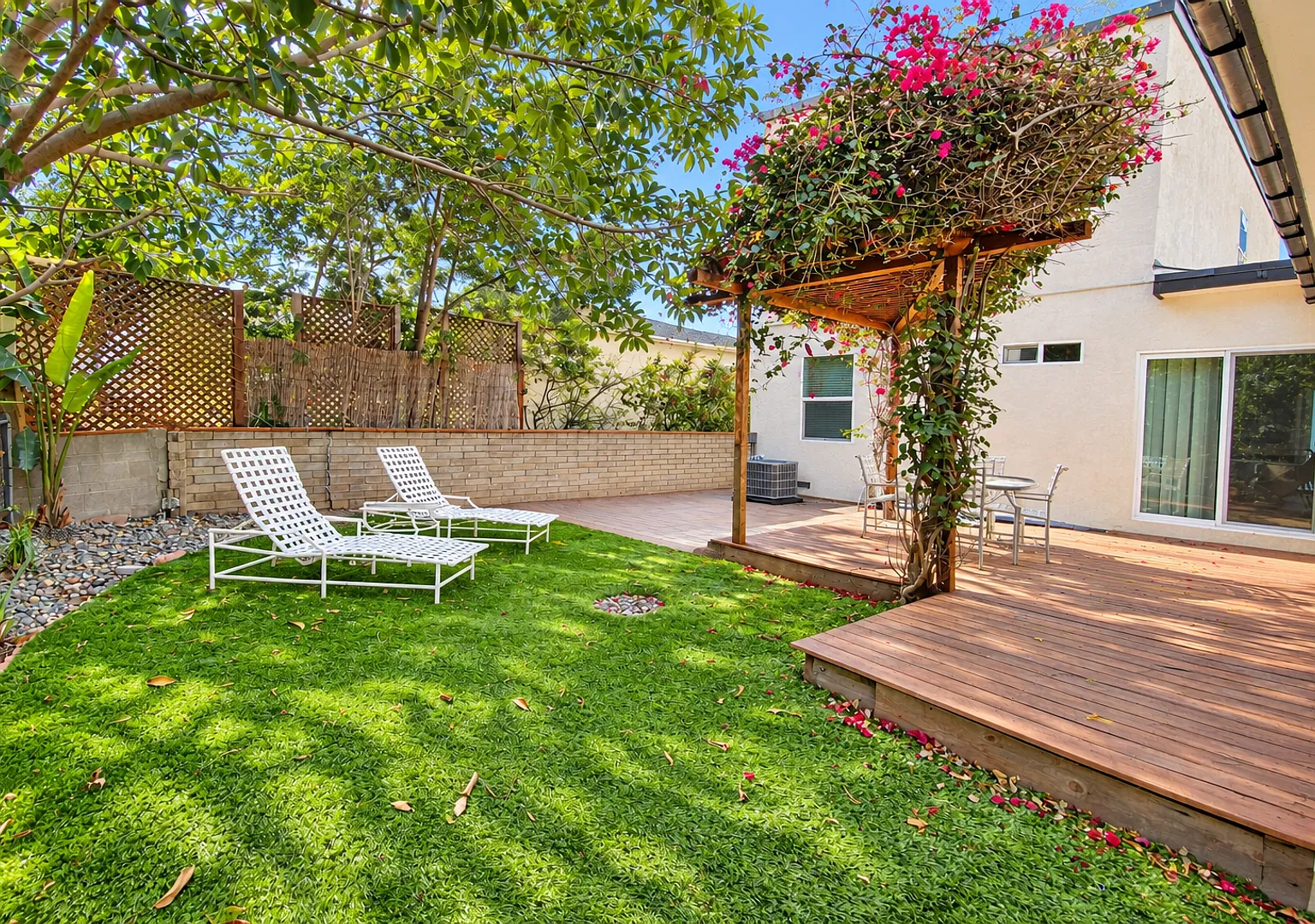 Cozy 4BD/2BA House on Gary with Beautiful Yard — Photo 2