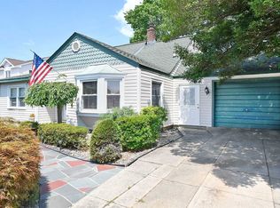 133 Old Farm Rd, Levittown, NY 11756