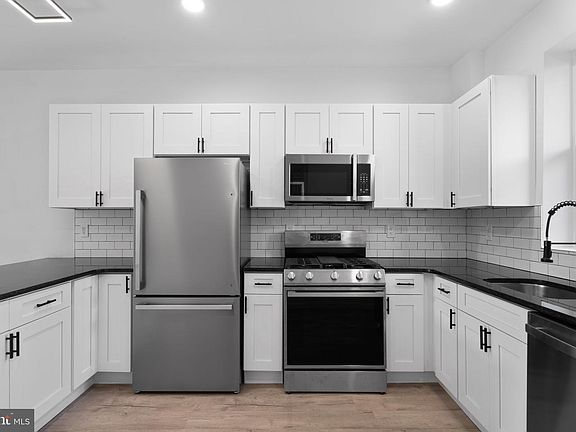 3rd image of 3943 Dell St