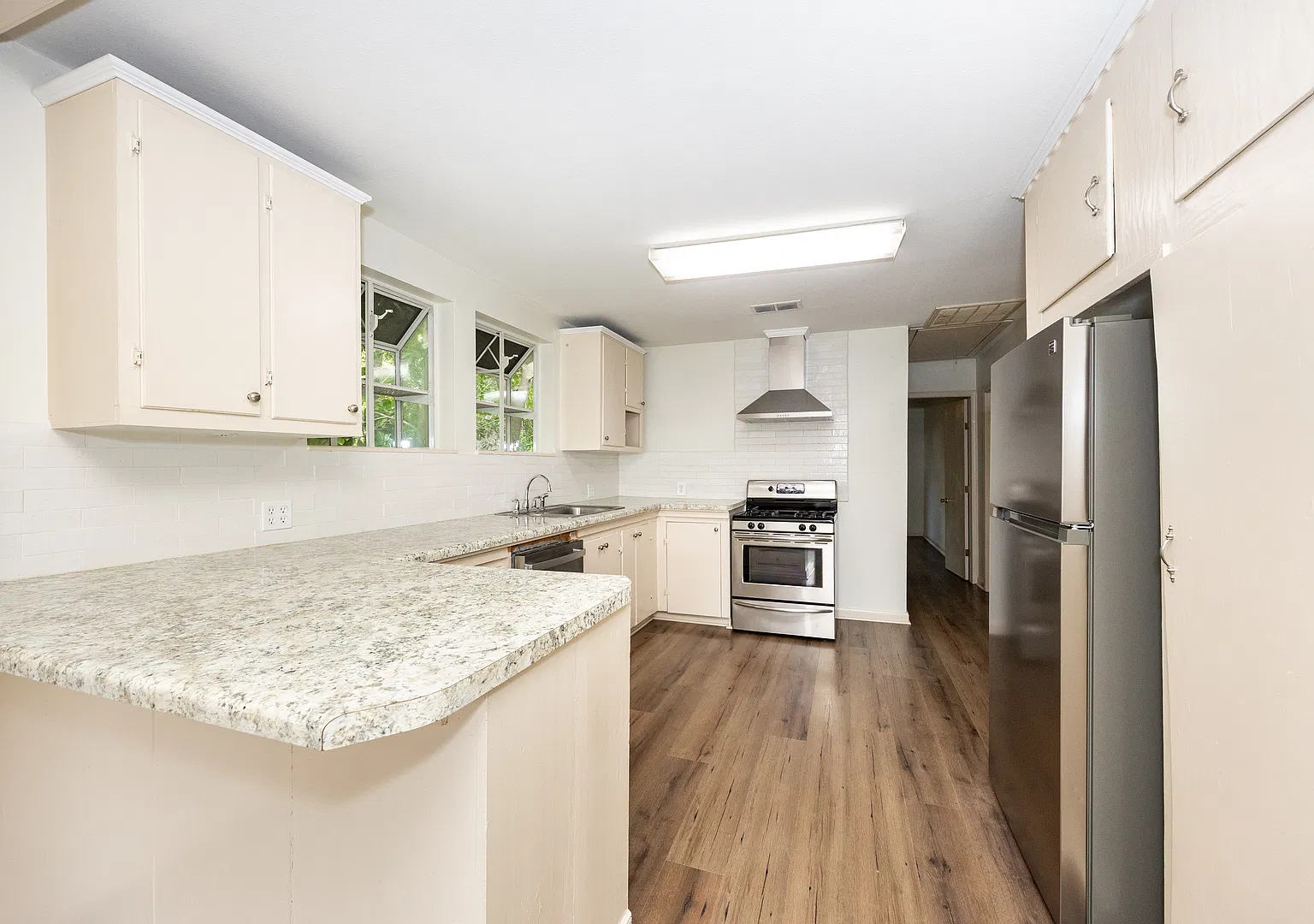 3 bed, 1017 sqft, $1,850 — Photo 4