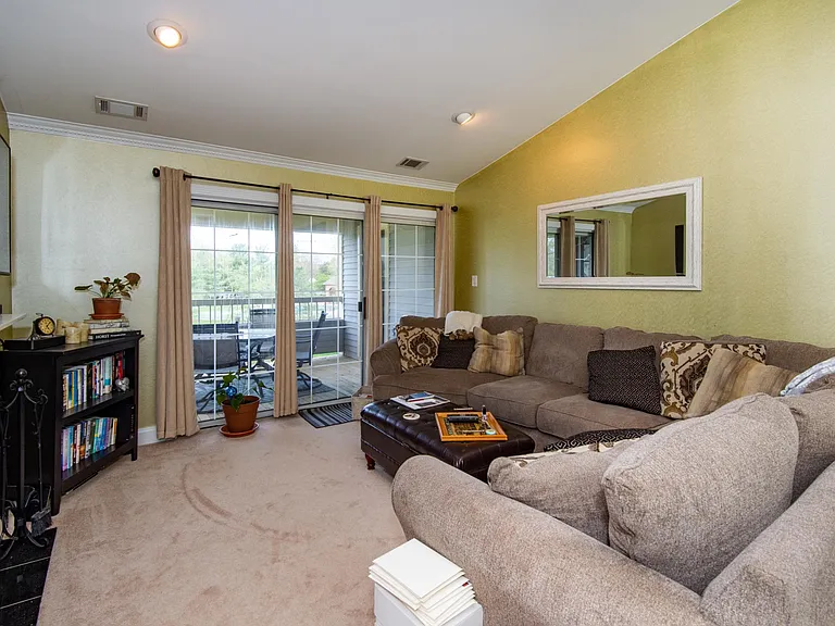 203 Salem Ct #10 — Photo 16