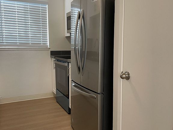 3rd image of 586 Mariposa Ave #1