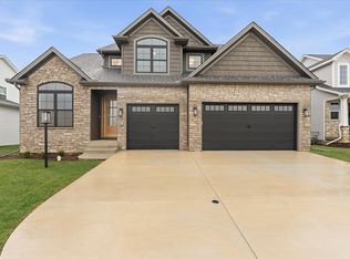 1403 Ravenwood Dr, Mahomet, IL