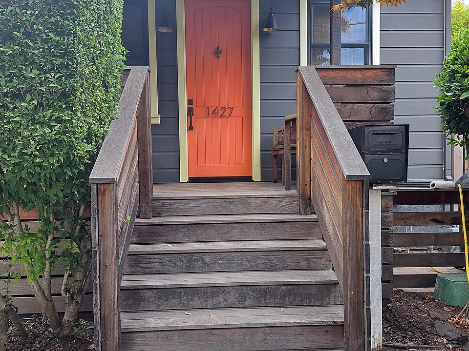 1427 Main St