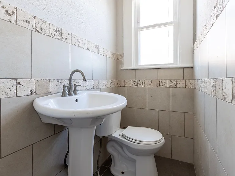 1016 E Anderson St — Photo 36