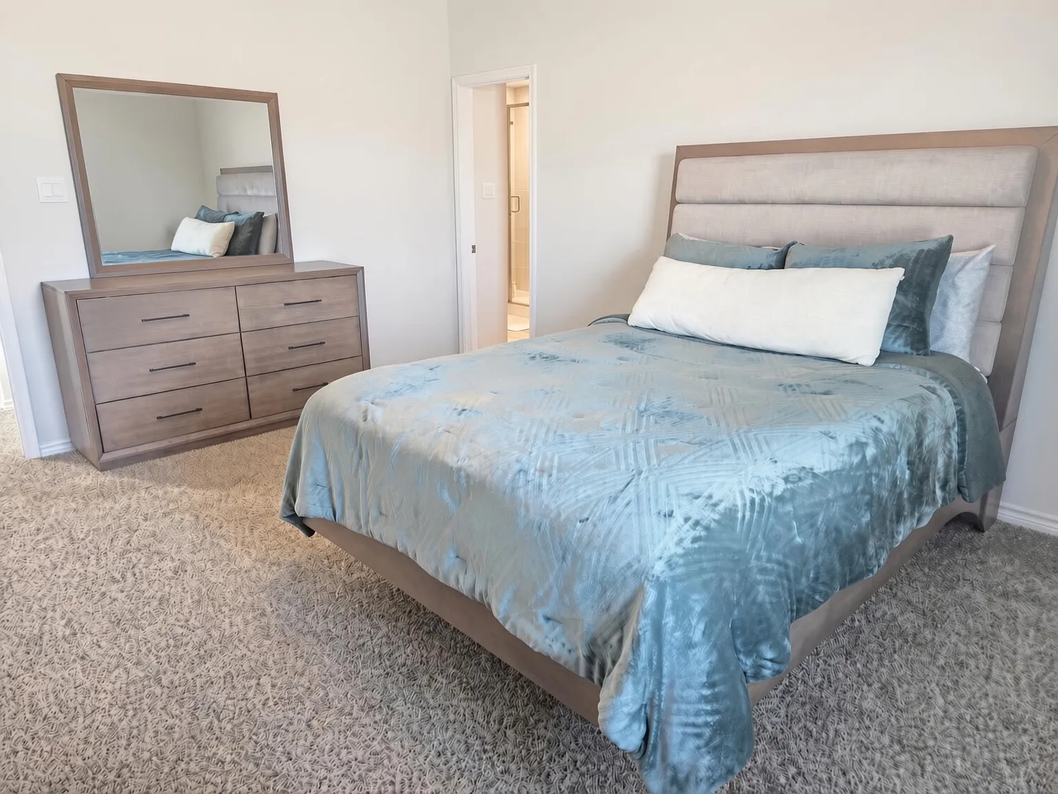 3 bed, 2.5 bath, 1971 sqft, $3,200 — Photo 3