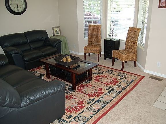 Living room with crown moulding